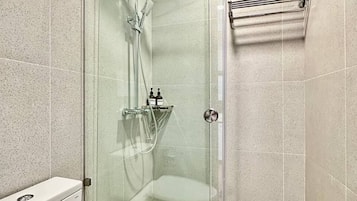 Studio Supérieur, balcon, vue ville | Salle de bain | Douche, articles de toilette gratuits, sèche-cheveux
