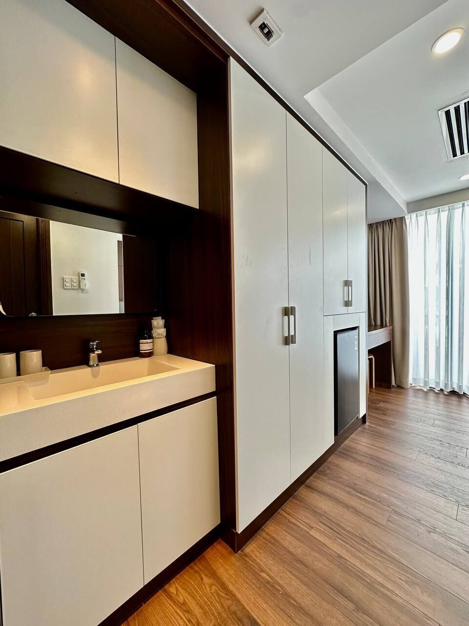 Studio Supérieur, balcon, vue ville | Coffres-forts dans les chambres, bureau