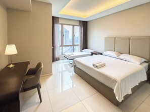 Habitación de hotel con cama, escritorio y una silla.