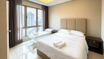 Deluxe Studio, Kitchenette, City View | Blackout curtains, soundproofing, iron/ironing board, free WiFi