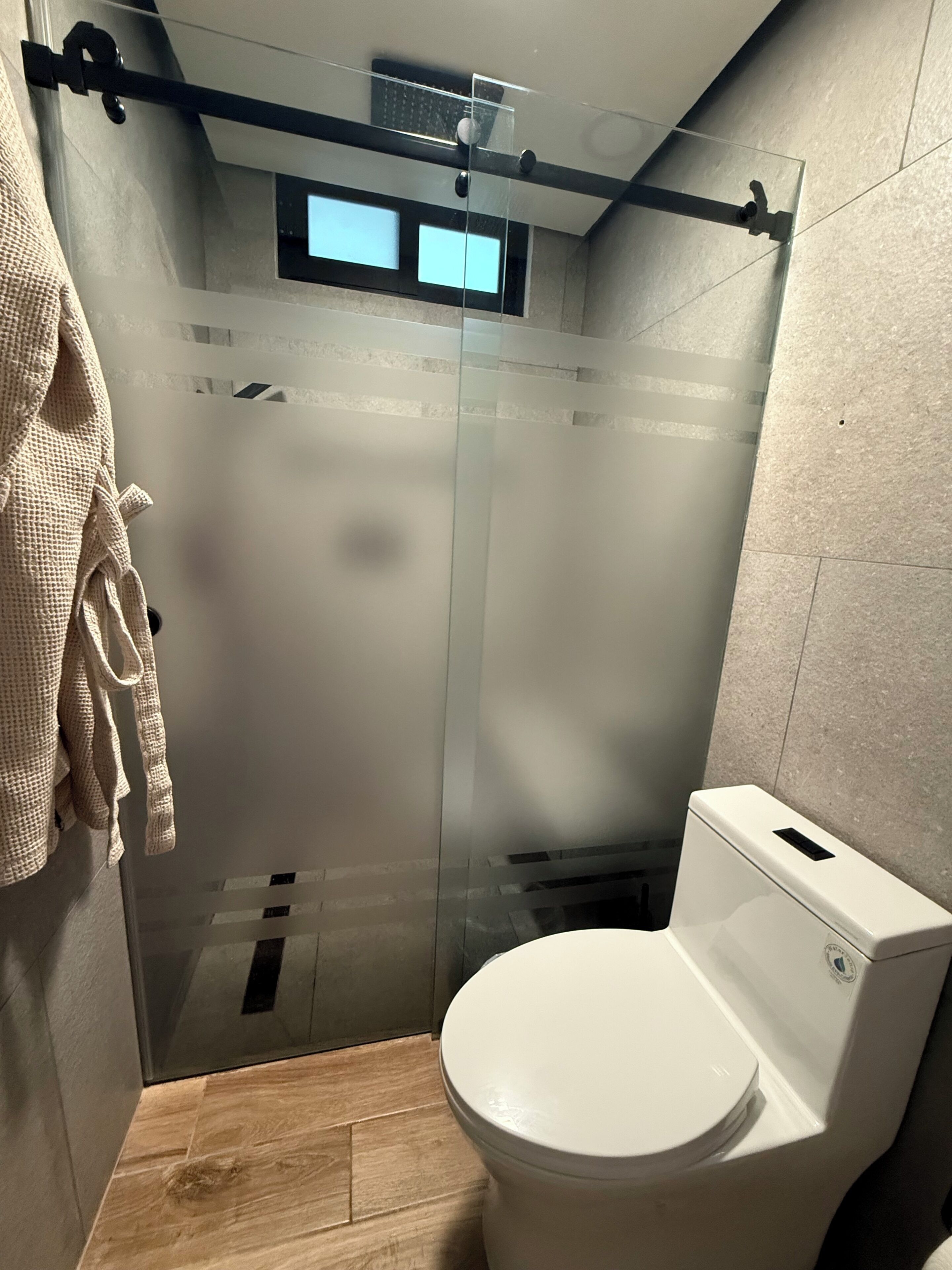 Haartrockner, Handtücher, Seife, Toilettenpapier