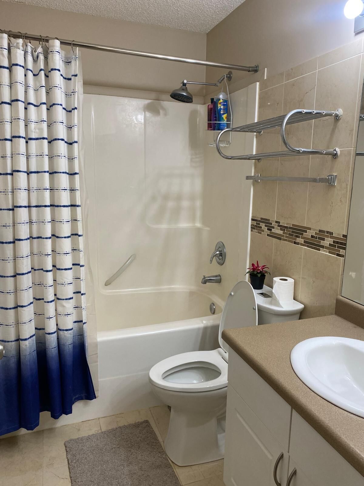 Dusche, Haartrockner, Handtücher, Toilettenpapier