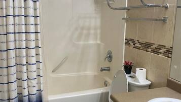 Dusche, Haartrockner, Handtücher, Toilettenpapier