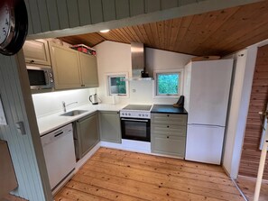 A compact kitchen with a microwave, stove, sink, and refrigerator. - Aarhus - 100m to beach, 200m to bus (Egå)