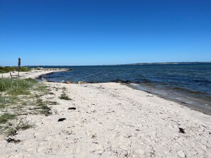 A sandy beach with clear blue water and distant land. - Aarhus - 100m to beach, 200m to bus (Egå)