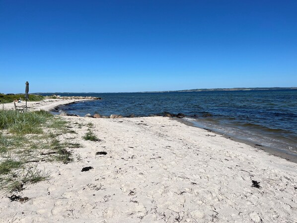 A sandy beach with clear blue water and distant land. - Aarhus - 100m to beach, 200m to bus (Egå)