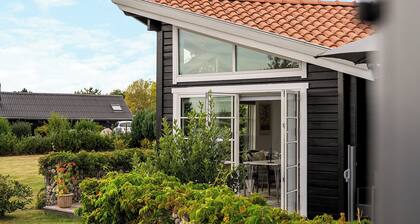 House with a view of the ferry on the Isefjord