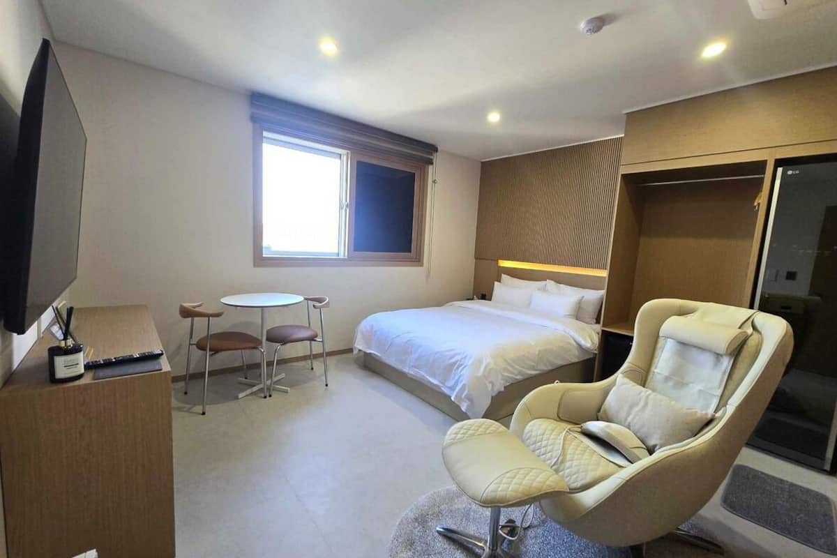 Premium-Doppelzimmer, Nichtraucher, Meerblick | Hochwertige Bettwaren, Schreibtisch, kostenloses WLAN, Bettwäsche