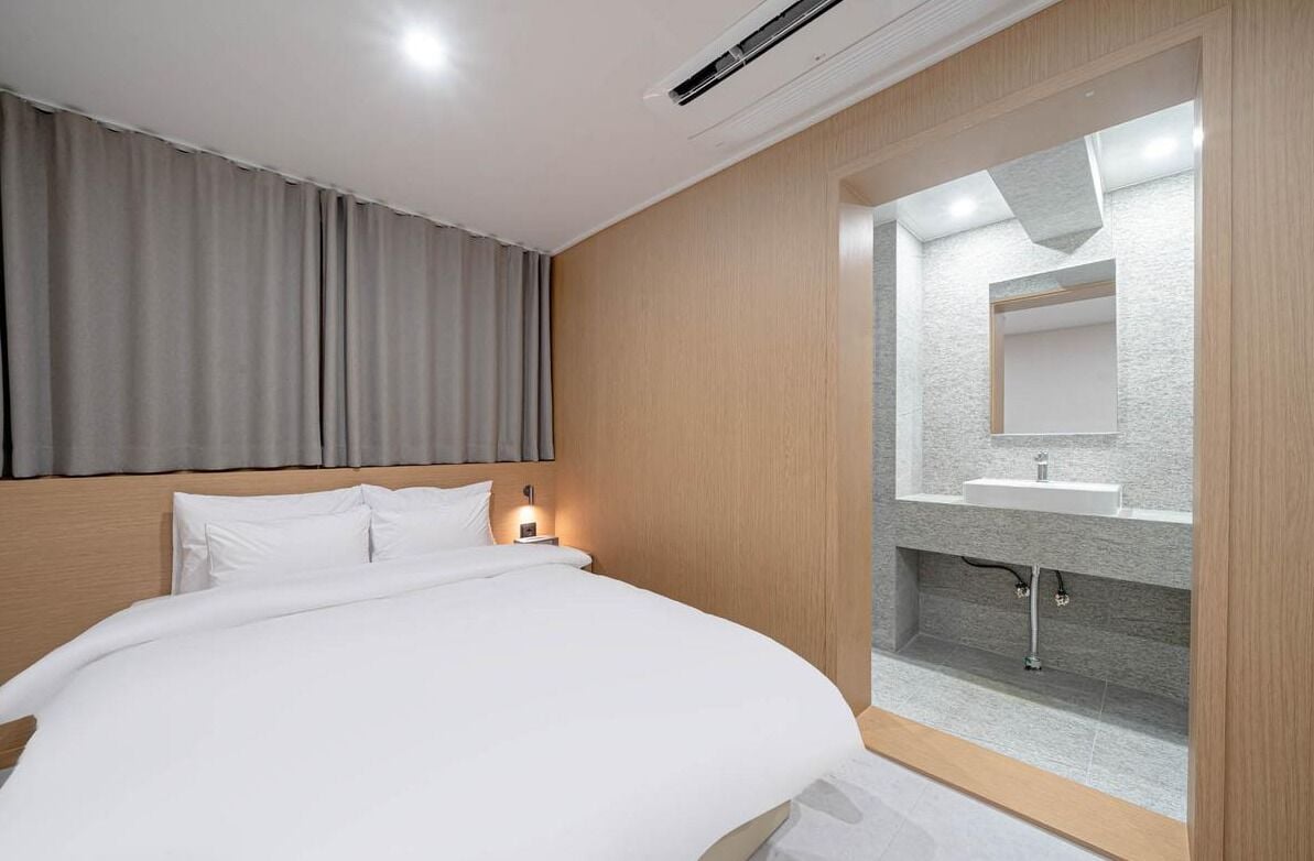 Deluxe Styler, Non-smoking | Premium bedding, desk, WiFi (free), bed sheets