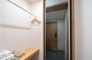 Ropa de cama de alta calidad, escritorio, wifi gratis y ropa de cama