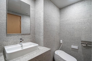 Salle de bain | Douche, sèche-cheveux, serviettes fournies, savon