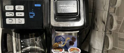 Une machine à café offrant plusieurs options de préparation et dotée d’un bac de récupération.