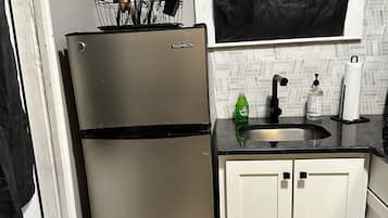 Coffee/tea maker, fridge, microwave, toaster