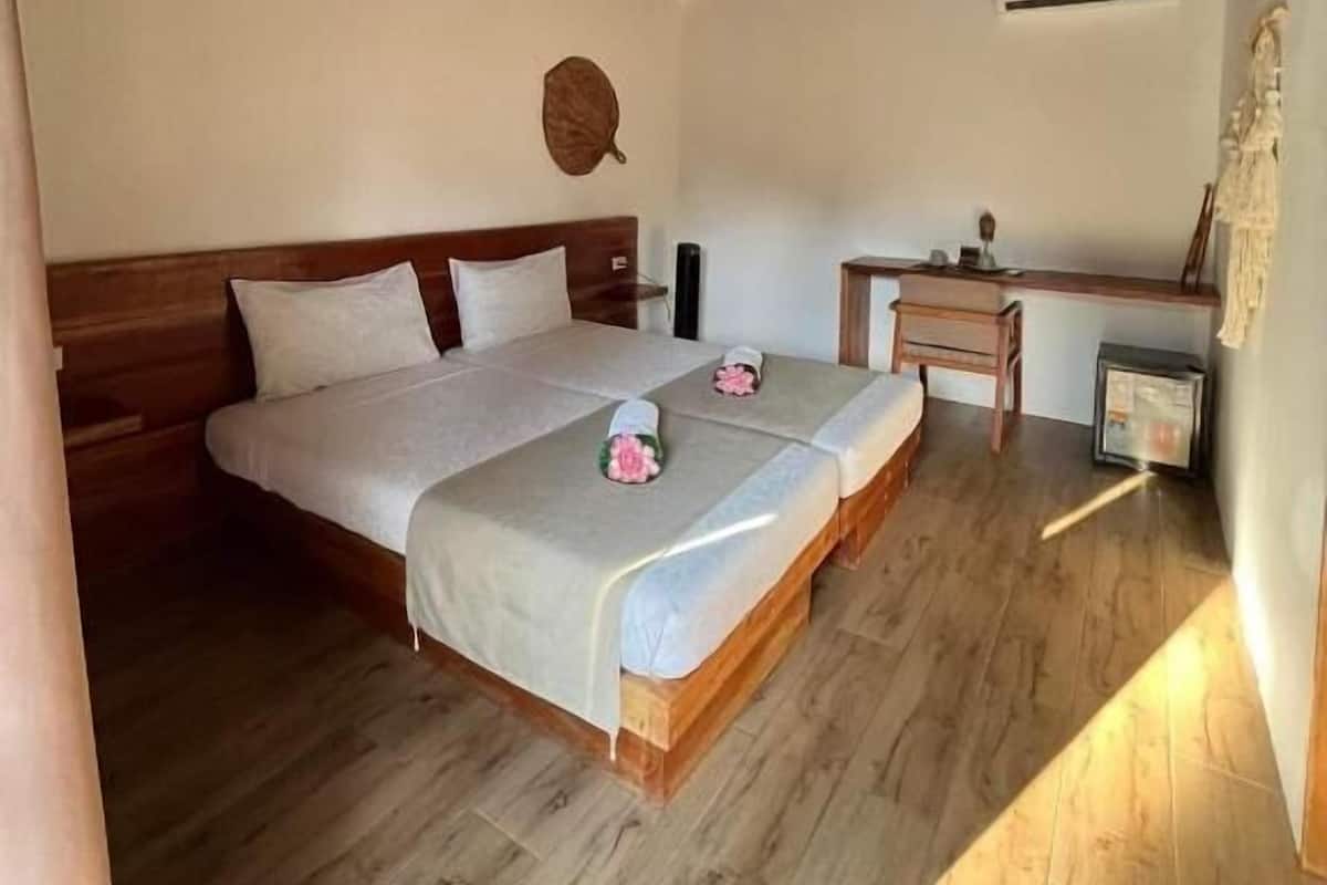 Quarto casal ou duplo standard, vista para a piscina | Wi-Fi de cortesia