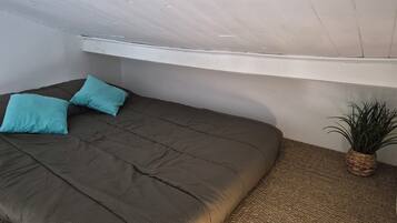 WiFi (free), bed sheets