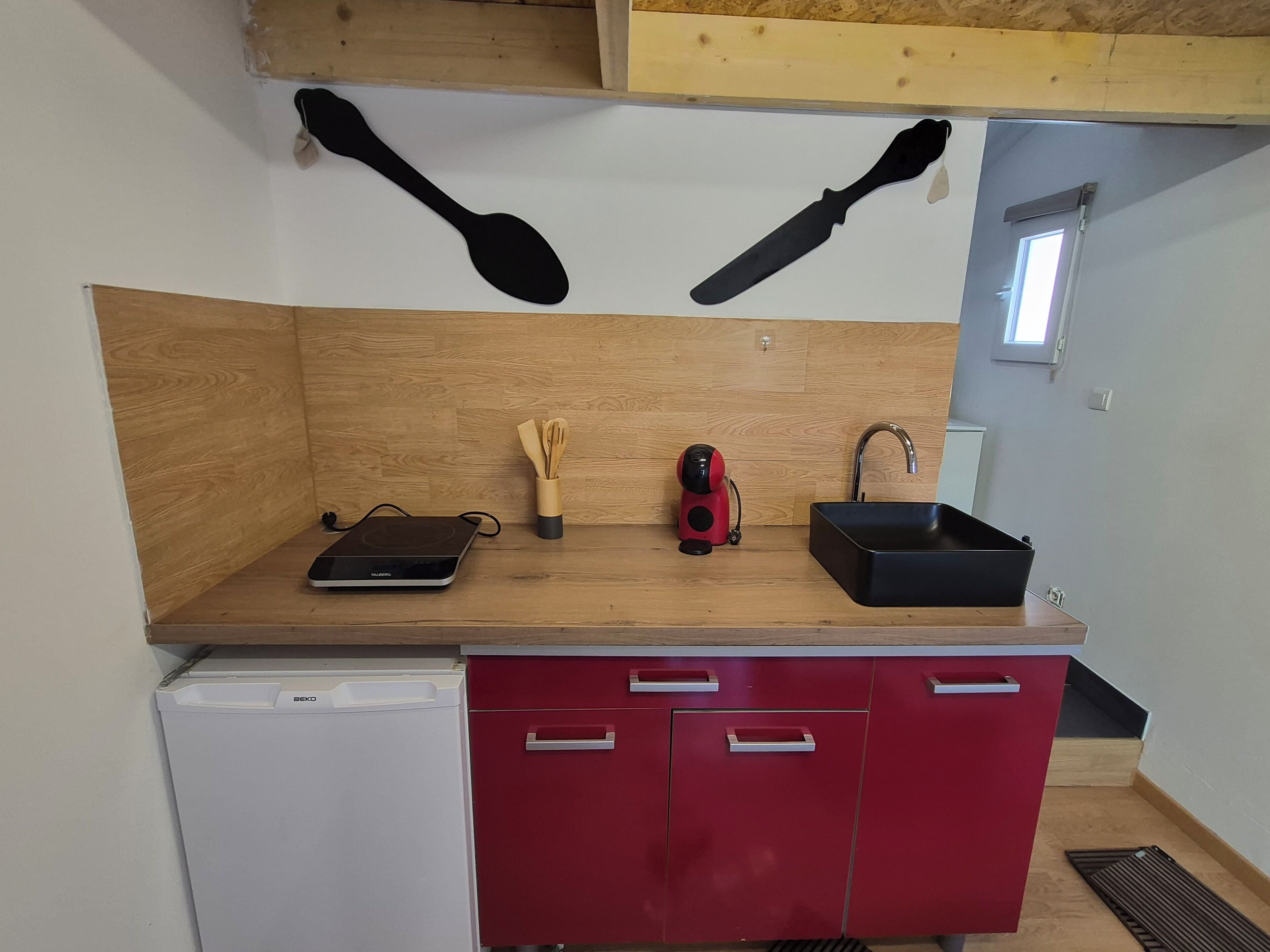 Wasserkocher mit Kaffee-/Teezubehör, Kühlschrank, Mikrowelle, Herdplatte