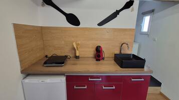 Cafetière/bouilloire, réfrigérateur, micro-ondes, plaque de cuisson