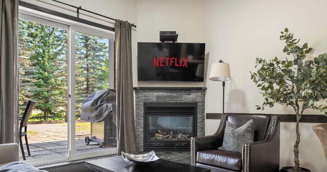Smart TV y chimenea 