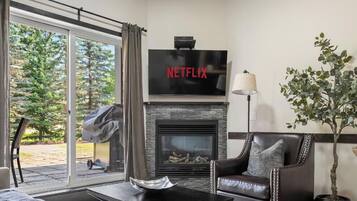 Smart TV y chimenea