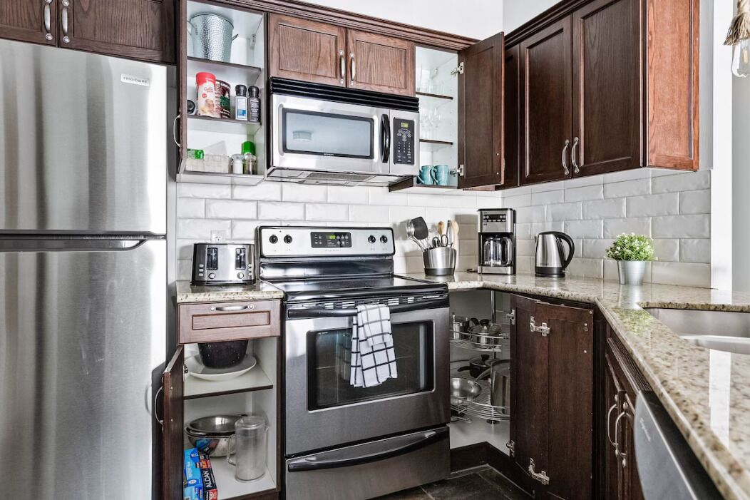 Cafetera y tetera, refrigerador, microondas y horno 