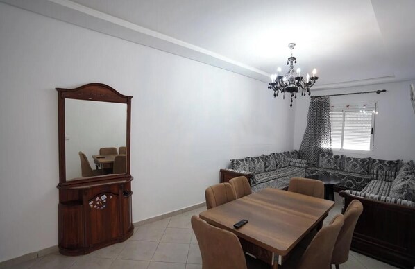 Appartement, 2 chambres, balcon, vue ville | Salle de séjour