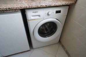 Eine Whirlpool Waschmaschine in einer Küche mit einer Granit Arbeitsplatte.