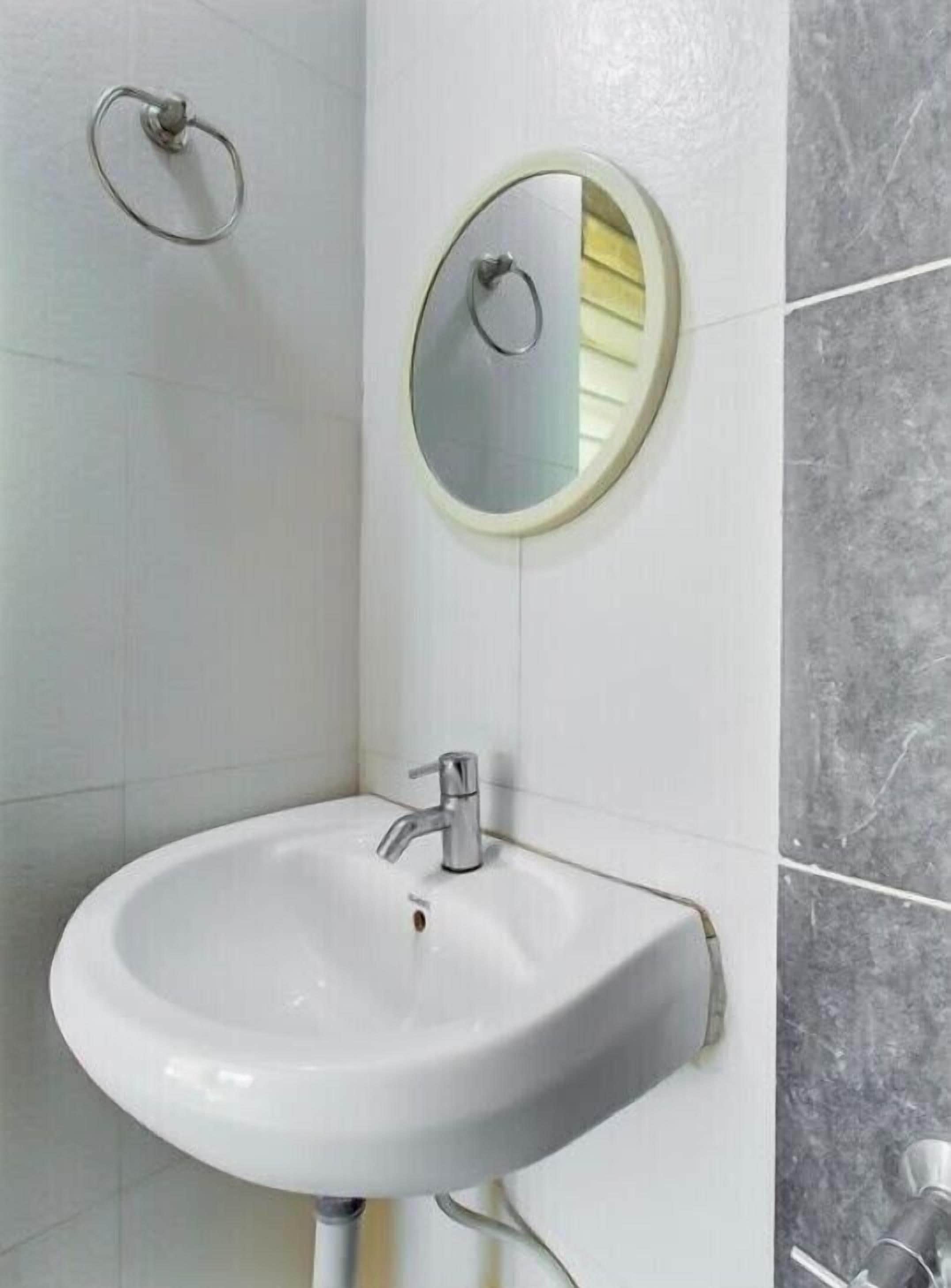 Deluxe-Zimmer | Badezimmer | Dusche, kostenlose Toilettenartikel, Handtücher