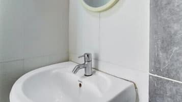Deluxe-Zimmer | Badezimmer | Dusche, kostenlose Toilettenartikel, Handtücher