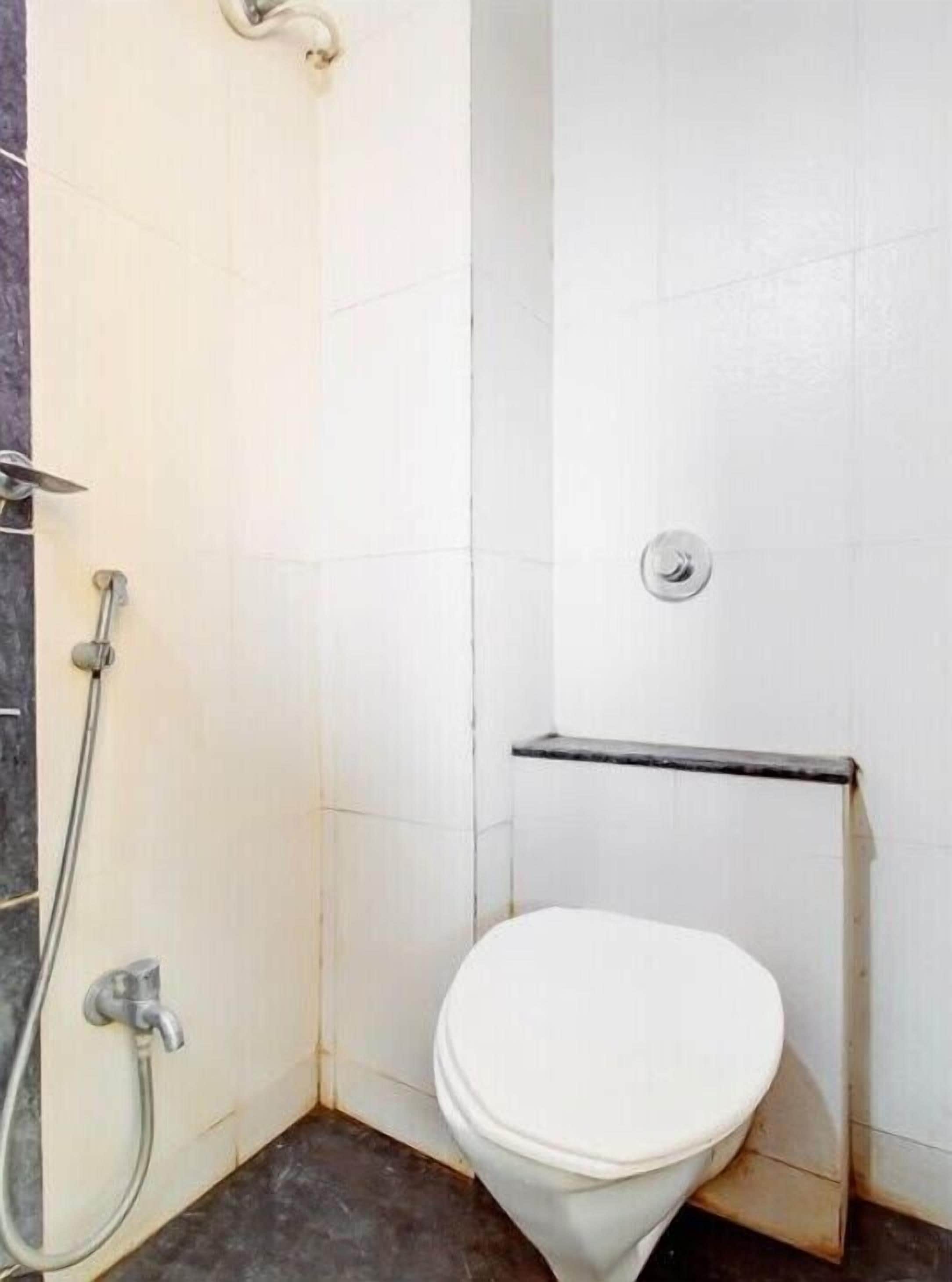 Shower, free toiletries, towels