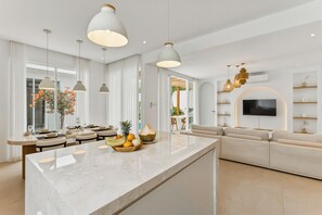 Vila, 2 quartos, piscina particular, vista para a piscina | Sala de estar | Smart TV 53 polegadas com canais a cabo