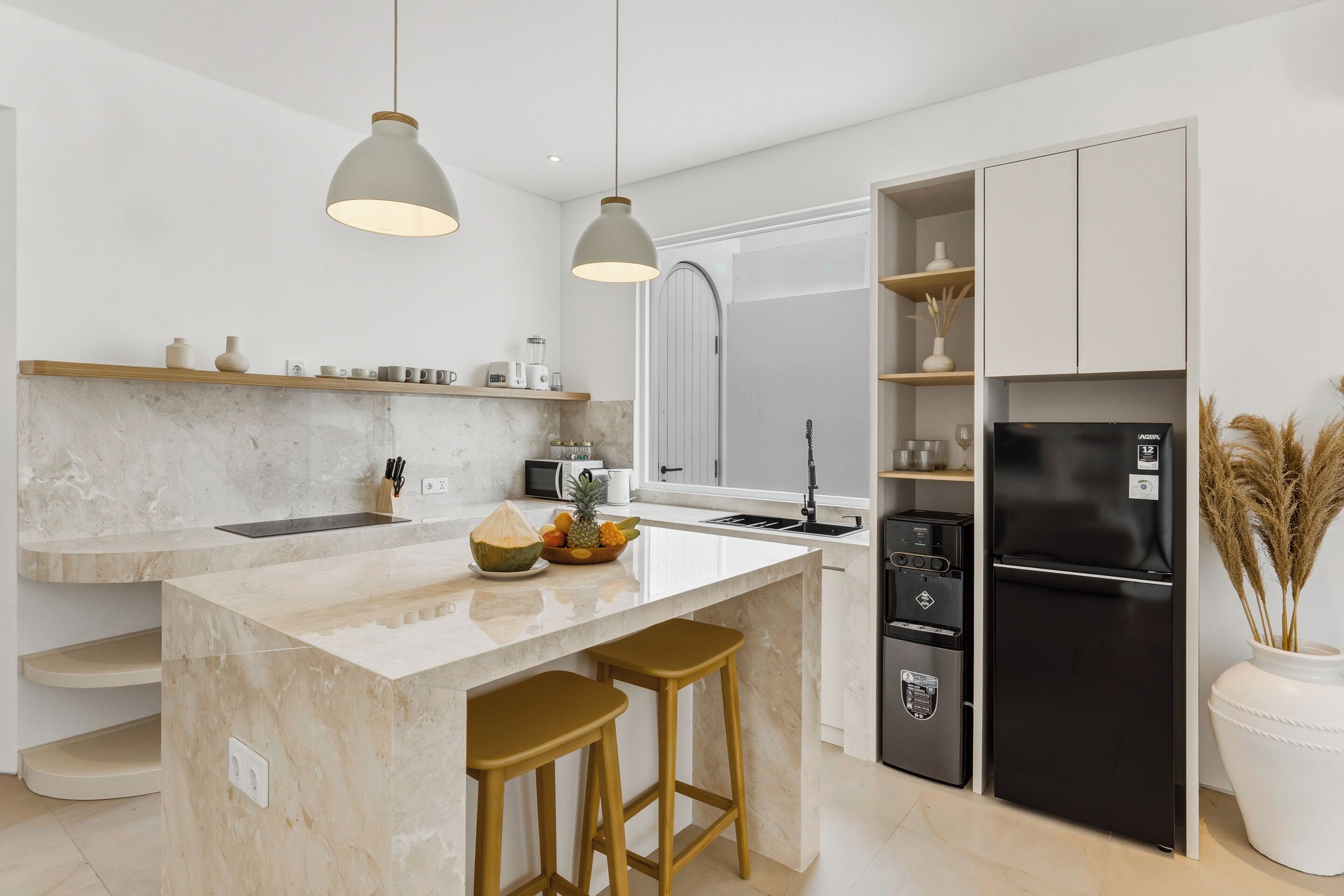 Cafetera/tetera, refrigerador, microondas, placa de cocina