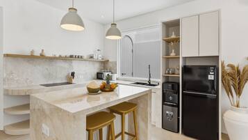 Cafetera/tetera, refrigerador, microondas, placa de cocina