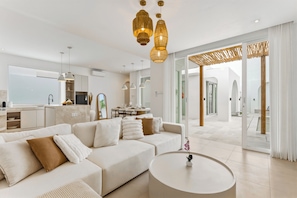Vila, 2 quartos, piscina particular, vista para a piscina | Sala de estar | Smart TV 53 polegadas com canais a cabo