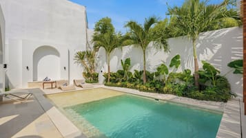 Vila, 2 quartos, piscina particular, vista para a piscina | Piscina particular