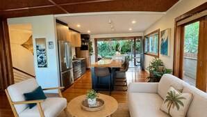 Un espace de vie moderne comprenant un coin repas, une cuisine et un espace détente.