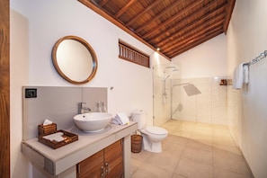 Villa, Garden View | Bathroom | Shower, free toiletries, hair dryer, towels - Wahana Cottage Ubud (Gianyar)