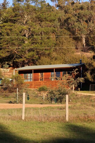 Howqua Hideaway - cozy cabin with fireplace