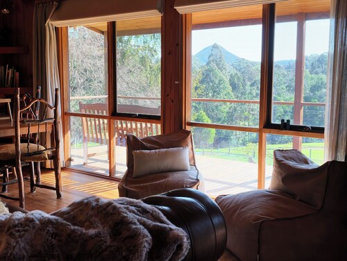 Howqua Hideaway - cozy cabin with fireplace