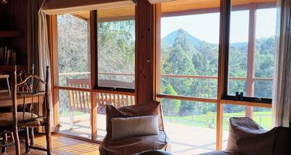 Howqua Hideaway - cozy cabin with fireplace