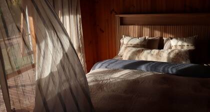 Howqua Hideaway - cozy cabin with fireplace