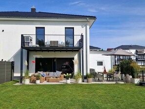 Outdoor dining - Vrbo Property (Muldestausee)