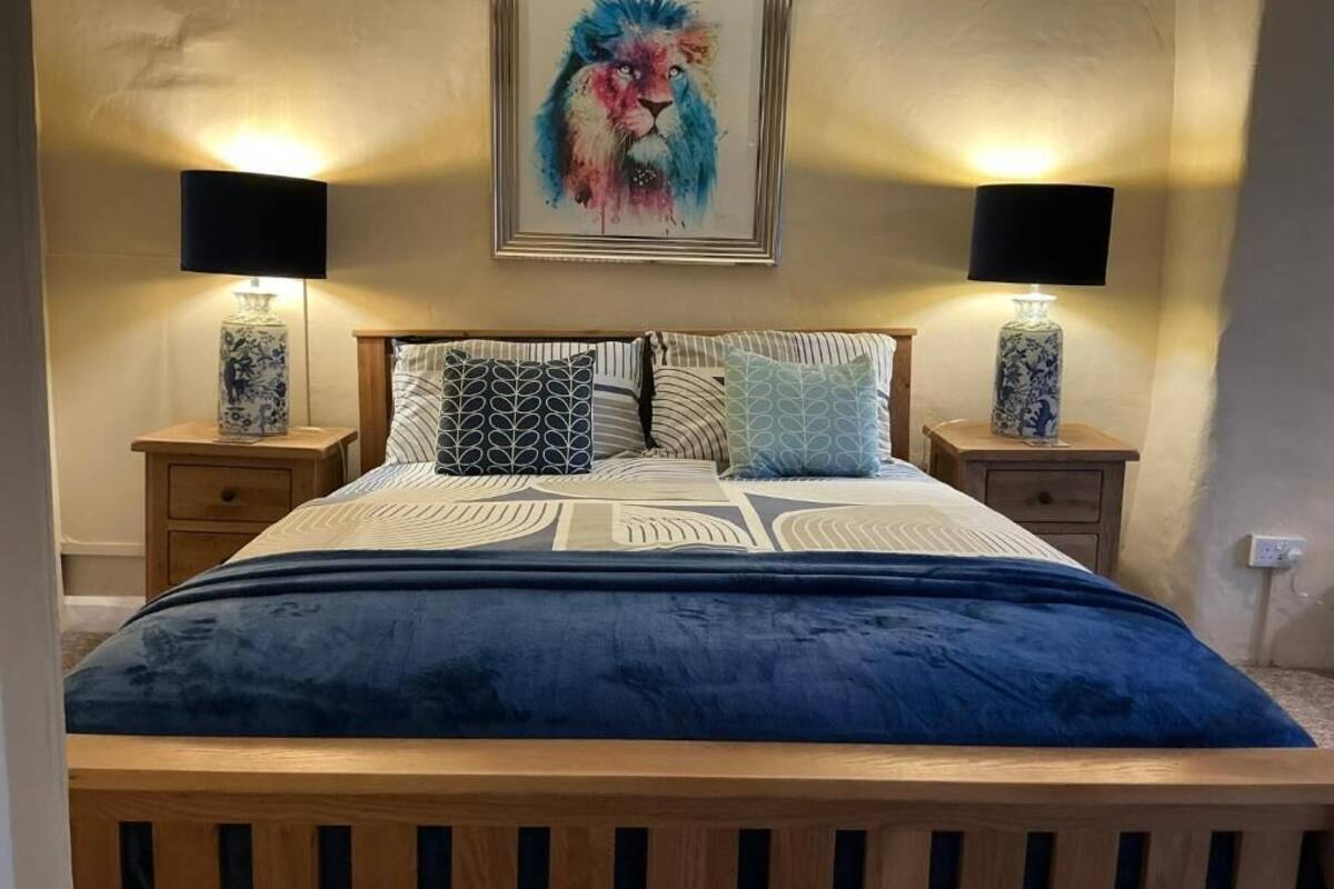 Habitación doble Deluxe, vista al jardín | Cortinas blackout, insonorización y tabla de planchar con plancha