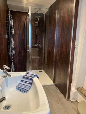 Deluxe Double Room, Garden View | Bathroom | Slippers - Rorrington Hall Bed & Breakfast (Chirbury)