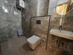 Amenidades de baño gratuitas, jabón, shampoo, papel de baño 