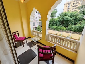 Suite, Balcony, Garden View | Interior