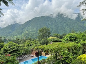 Un área de piscina con vistas a un paisaje montañoso.