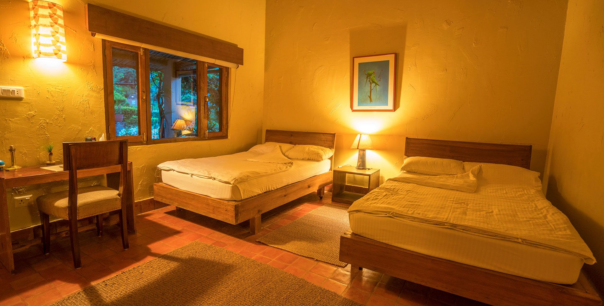 Une chambre avec deux lits, un bureau et une chaise.