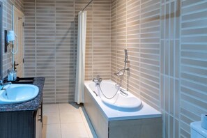 Superior Double Room | Bathroom | Shower, free toiletries, hair dryer, towels - hotel waterbuck (Nakuru County)