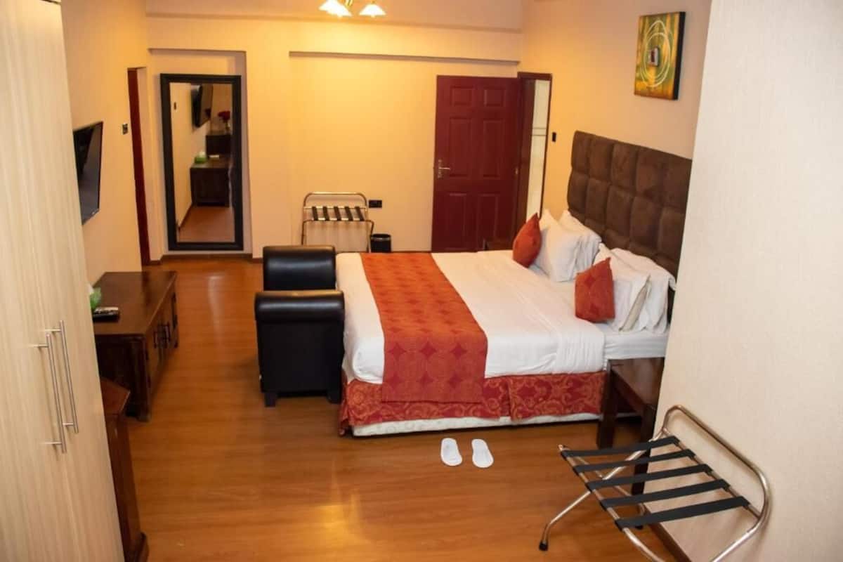 Suite ejecutiva, balcón, vistas a la piscina | Escritorio, espacio para trabajar con un portátil, wifi gratis