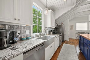 Private kitchen - Artsy 3BR Retreat Near LSU & Highland (Baton Rouge)
